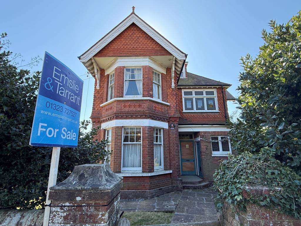 Lot: 62 - SUBSTANTIAL DETACHED PROPERTY AND LAND WITH POTENTIAL - Front of property